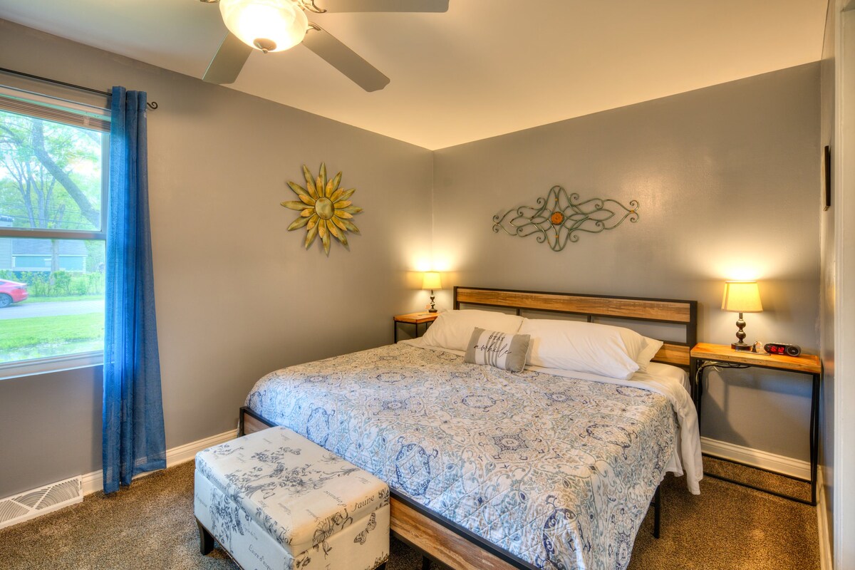 Chumba cha kulala cha msingi chenye amani na kitanda chenye starehe na mapambo ya kutuliza.