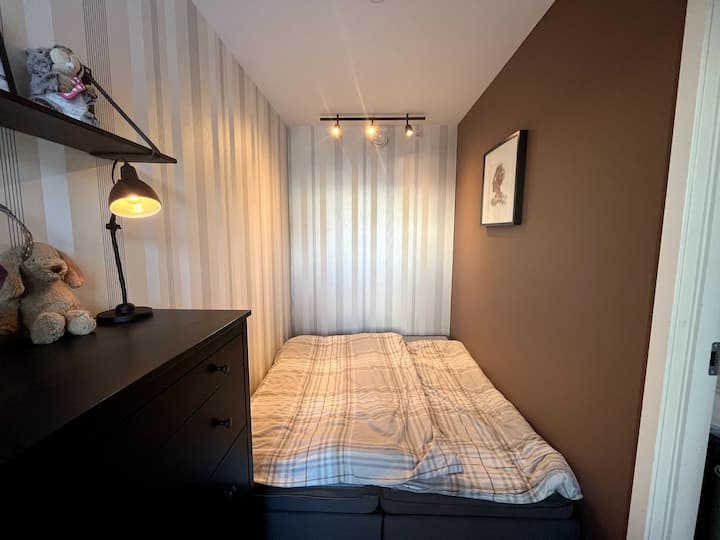 מצעים ומגבות כלולים בשהייה. לוגיסטיקה פשוטה, המיטה לא ערוכה עם ההגעה, אבל כל מה שצריך מוכן. 