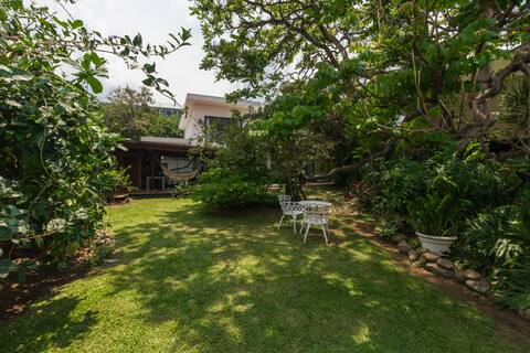 2BDR House, Lush Garden, Fast Wi-Fi, Central AC