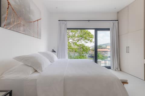 Modern house, Lush Garden in the heart of the city