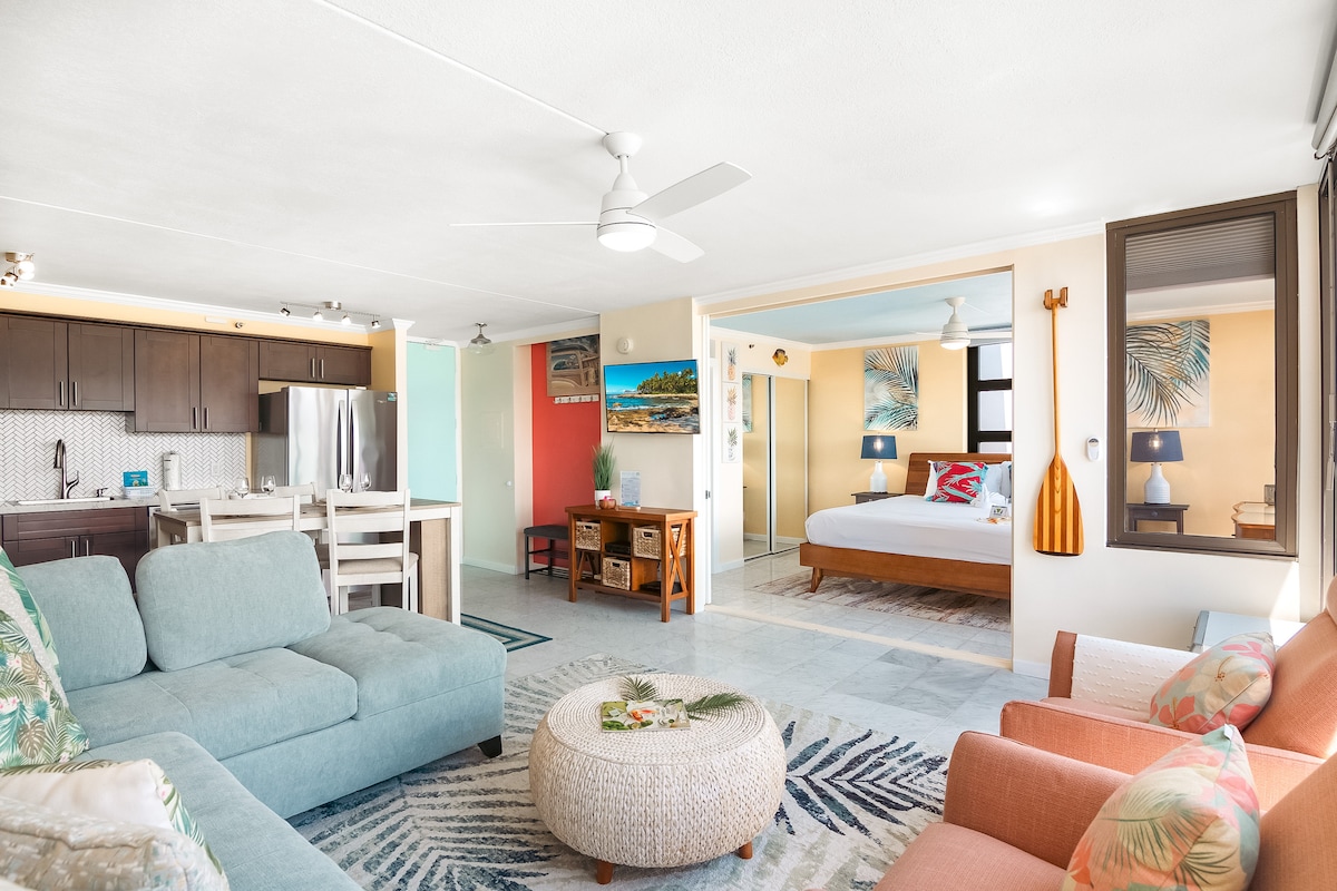 客厅配有全新的折叠式沙发床、一张全新的藤条圆形咖啡桌、2把扶手椅和一台智能电视。