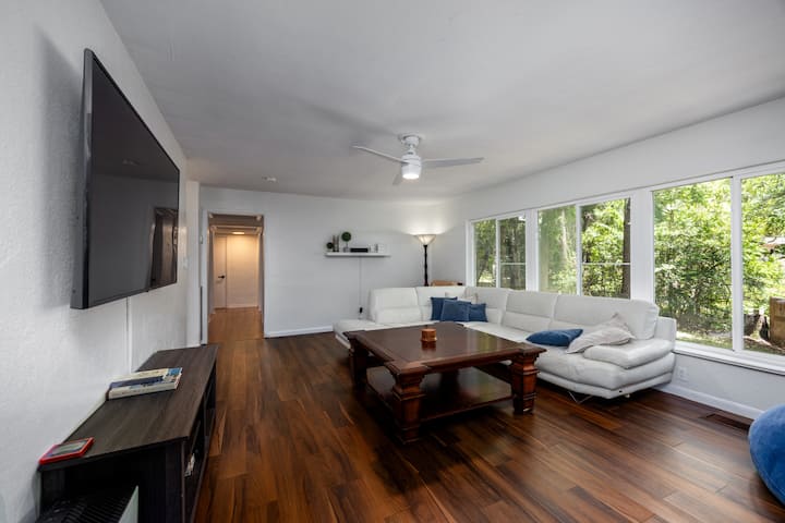 Walk To Uf ~ King & Queen Beds ~ Modern ~ Low Fees - Gainesville, FL