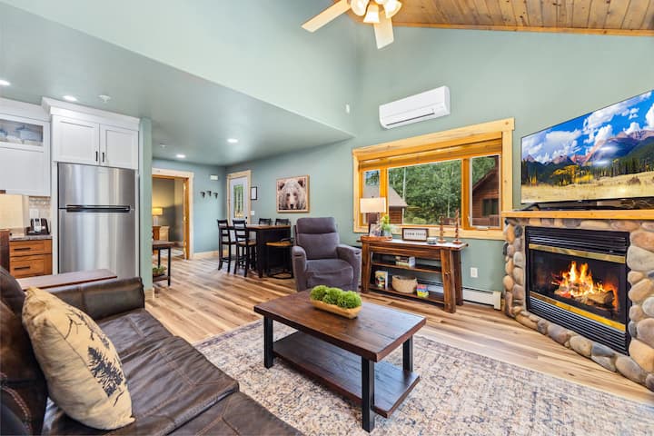 Riverfront Escape • Fireplace • Close To Rmnp - Estes Park, CO