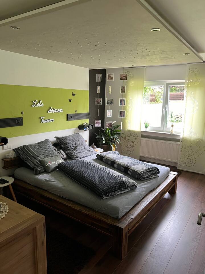 Mwonekano wa chumba cha kulala chenye magodoro yenye starehe sana. Hapa unaweza kufurahia amani kabisa na utulivu na kupumzika. Fleti nzima ina vizuizi kwa ajili ya kuzima kabisa.  