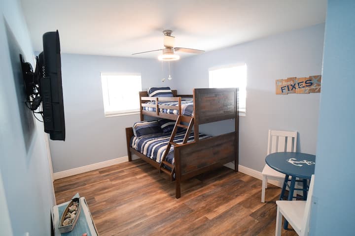 Პატარებთან ერთად მოგზაურობთ? Ჩვენ გთავაზობთ ჩვილის საწოლს ზეწრებითა და სავარძლით! Ასევე, ვამარაგებთ სამზარეულოს საბავშვო თეფშებითა და ჭურჭლით.