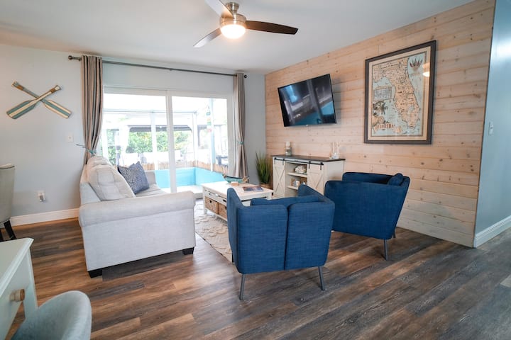 Ჩვენი ღია მისაღები ოთახი, რომელიც აღჭურვილია 55„ ციფრული ტელევიზიის“ ნაპირით!