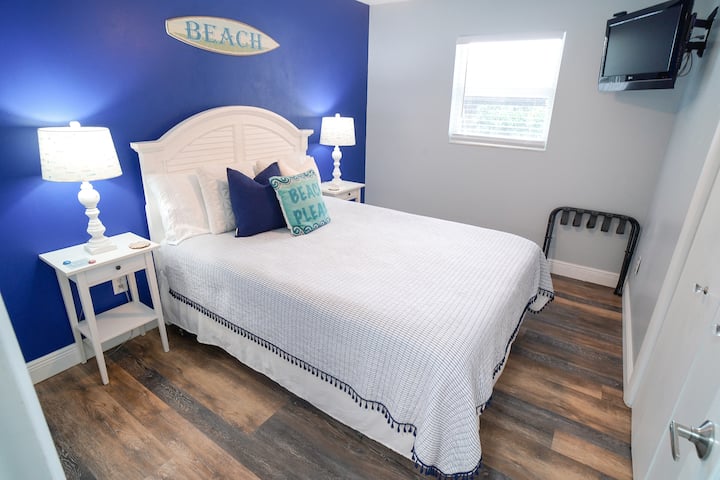 Დაისვენეთ ზღვისპირა დედოფლის საძინებლის მშვიდ გარემოში, მეხსიერების ქაფით Coolgel ლეიბითა და Roku-ს აღჭურვილი ტელევიზორით