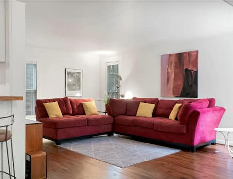 Popular Airbnb listing: Peaceful Spacious Next to UT, Moody and Hospitals in North University