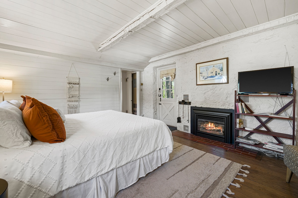 تحاضن واستمتع بالدفء من المدفأة.  مكان رائع للاسترخاء والاسترخاء