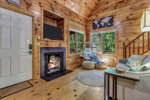 Top Airbnb: Private Cabin-Fenced Yard-Hot Tub-15 min to DT in Royal Pines