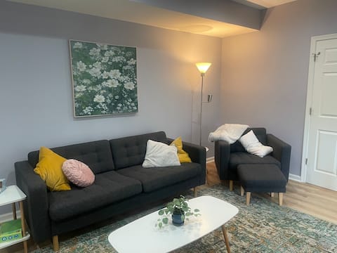 Private 1 BR apt w/patio, 1/2 mile to Metro