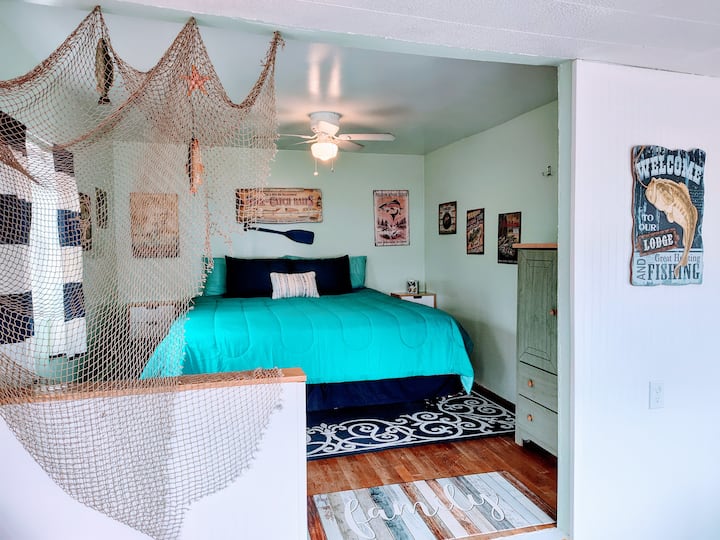 kitanda cha ukubwa wa kifalme chenye starehe sana
na una televisheni ndani yake inapakia Mwonekano mzuri wa ziwa