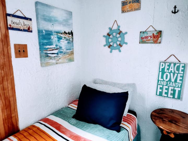 chumba kimoja kidogo chenye starehe watoto wanakipenda


