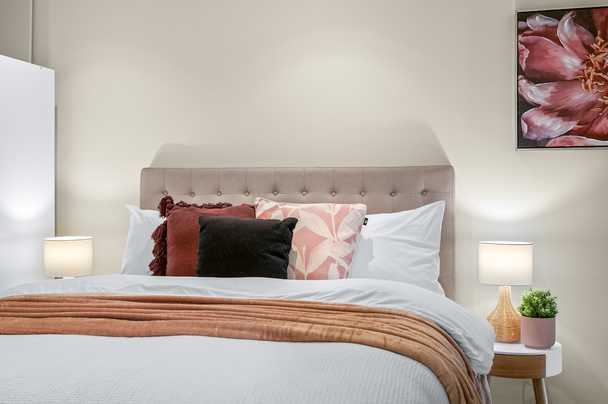 Დაისვენეთ და დაიმუხტეთ ჩვენს დახვეწილ საძინებელში, რბილ თეთრეულში გამოწყობილ კომფორტულ საწოლში. Ოთახი ბუნებრივი სინათლით არის გაჟღენთილი და ქალაქის ხმაურიდან მშვიდ დასვენებას გპირდებათ.