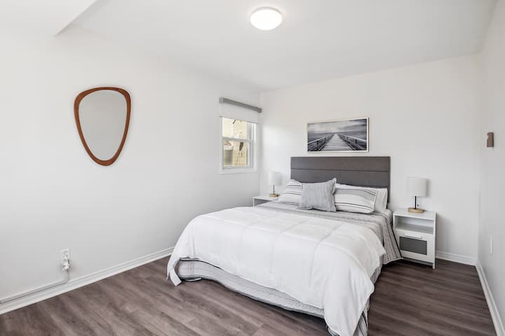 Uma escapada serena. Este segundo quarto de hóspedes possui uma cama queen size macia e decoração calmante, oferecendo um santuário tranquilo para uma noite de sono tranquila. Perfeitamente adequado para casais ou membros da família que apreciam um espaço tranquilo e moderno para recarregar as energias.