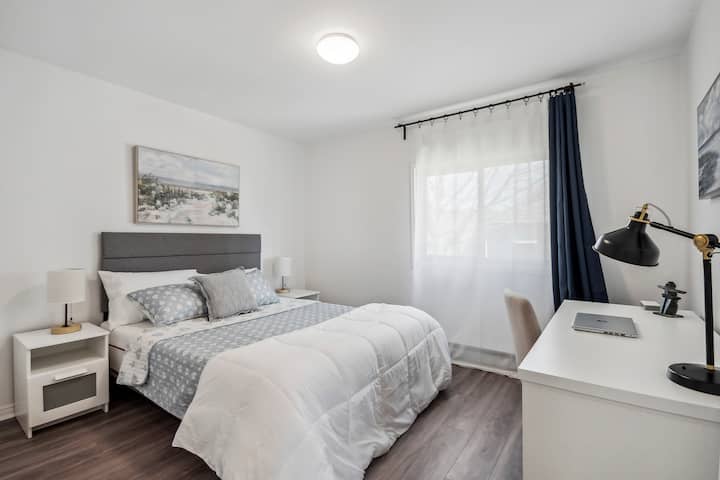 O melhor lugar para trabalhar na praia. Este quarto iluminado com cama queen-size tem um espaço de trabalho dedicado com Wi-Fi de alta velocidade, perfeito para quem trabalha remotamente e precisa de um cantinho tranquilo para fazer chamadas de Zoom antes de ir para a praia. Produtividade e férias.