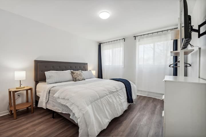 Durma no luxo. Nossa Suíte Master possui uma cama king size premium e roupas de cama sofisticadas — um achado raro na área projetada para aqueles que valorizam uma noite perfeita de descanso após um dia na praia.