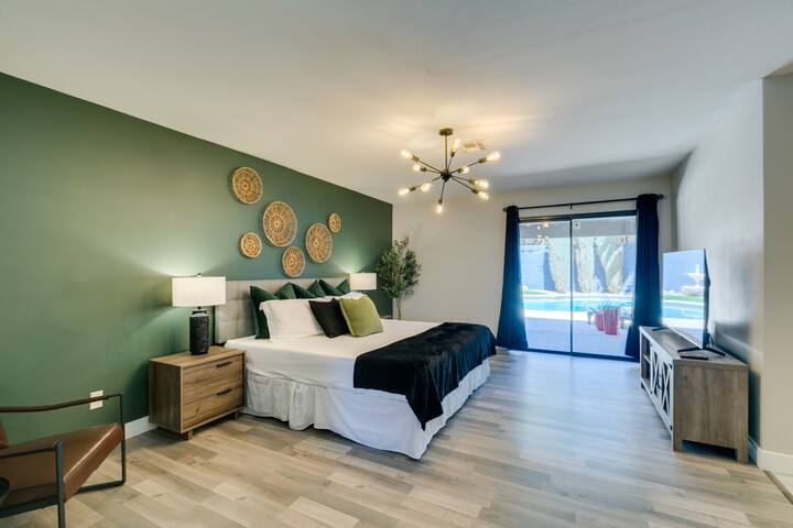 Central 5BR Home w/ Pool, Patio, and BBQ gallery image 5