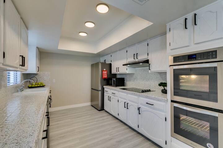 Central 5BR Home w/ Pool, Patio, and BBQ gallery image 3