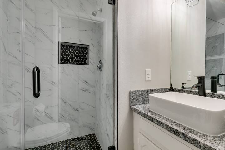 Central 5BR Home w/ Pool, Patio, and BBQ gallery image 4