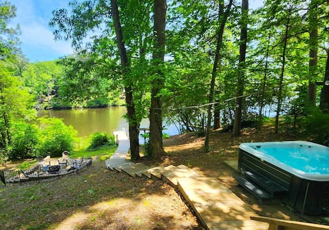 Lakeside Cabin - Hot Tub, Firepit, Kayak, Arcade