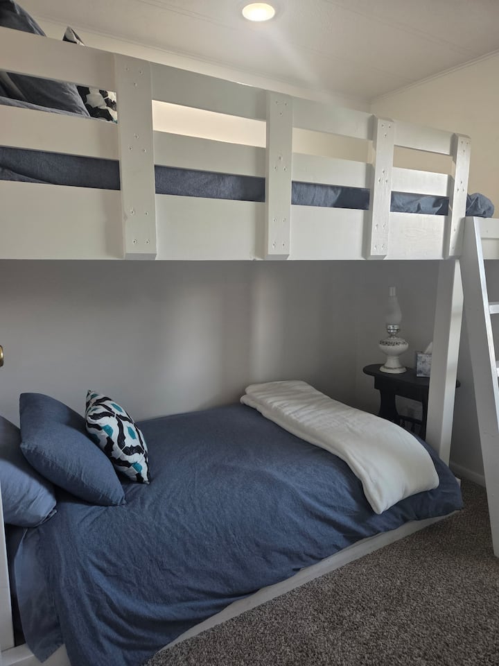 Спалня 4, две единични двуетажни легла на основния етаж. 