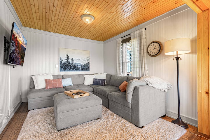 นี่คือห้องนั่งเล่นทีวี  โซฟาทางซ้ายเป็นเตียงควีนไซส์ด้วย  เรามีที่นอนโฟมแบบพับได้ที่คุณสามารถใช้เปลี่ยนเป็นเตียงควีนไซส์หรูหราได้  นั่นคือทีวีขนาด 55 "ทางขวา... ไม่ใช่ว่าคุณจะดูทีวีที่มียอดวิว 100 ไมล์