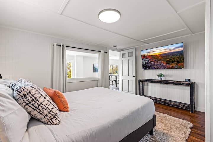 คุณสามารถตื่นมาดูพระอาทิตย์ขึ้นได้โดยตรงจากเตียง  จากนั้นเพลิดเพลินกับกาแฟของคุณบนดาดฟ้าบนเก้าอี้ไข่ที่แกว่งไปมา 