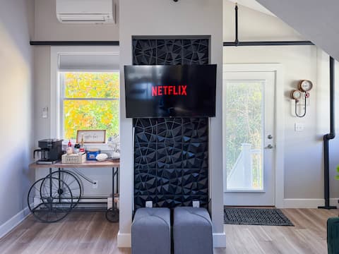 Top performing Airbnb: Downtown, Shops, Beach, Deck, Close to Salem in Gloucester
