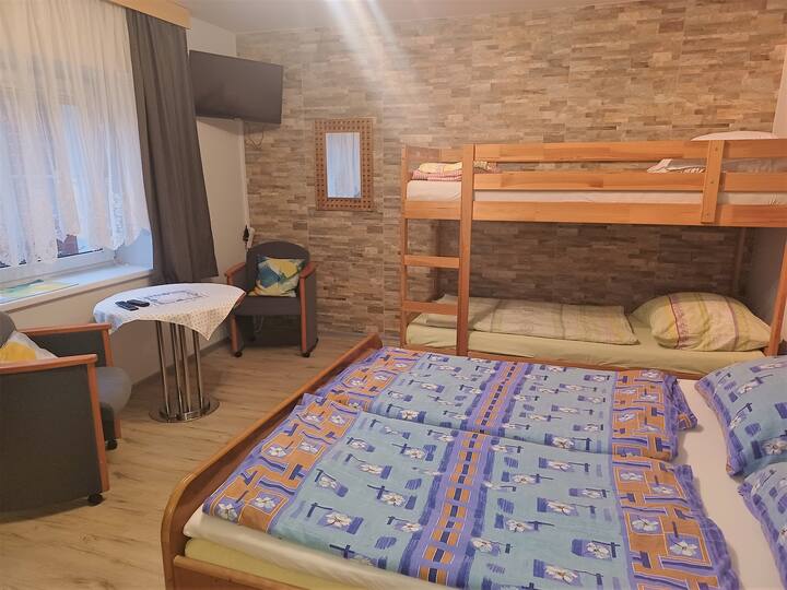 חדר 6 - הוא חלק מדירה גדולה. הם חולקים מטבח וחדר אוכל עם חדר מספר 5. 