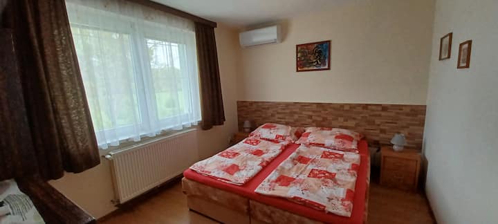 חדר מס' 4 - הוא חלק מדירה קטנה. הם חולקים מטבח וחדר רחצה עם חדר מספר 3. בהסכמה, אפשר לחלק מיטה זוגית למיטות יחיד. 