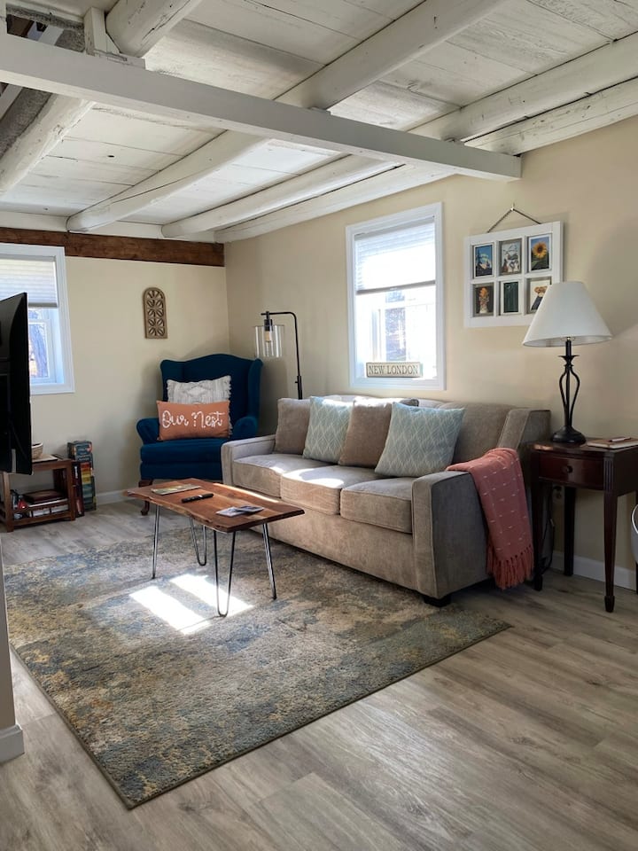 Pohodlná obývacia izba s rozkladacou pohovkou na spanie v plnej veľkosti, inteligentnou televíziou a hrami