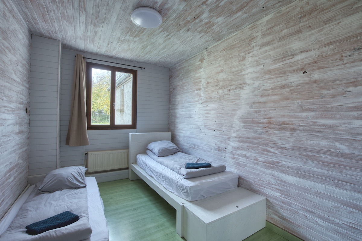 Dhoma e gjumit 1 : 2 krevate tek - Shtëpi kryesore - Kati përdhes