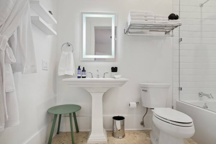 Marigny Boutique Enclave 2BR/3BA W/Pool gallery image 3