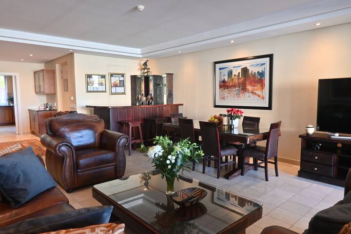 Safe and luxurious apartment in the V&A Waterfront gallery image 4