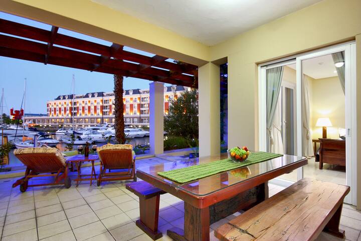 Safe and luxurious apartment in the V&A Waterfront gallery image 2