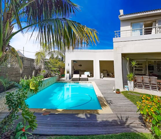 Family Delight w/pool near beach & 10min to CBD
