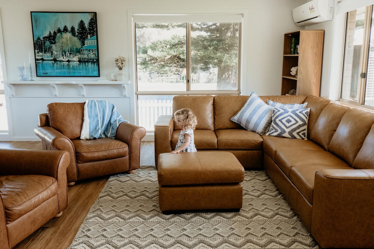 Popular Airbnb listing: Hideaway on Griffiths-Hideaway Lane to East Beach in Shire Of Moyne