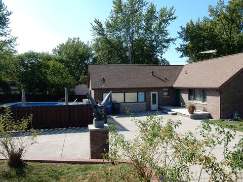 Steps to Lake Erie-Private Hot Tub & Seasonal Pool