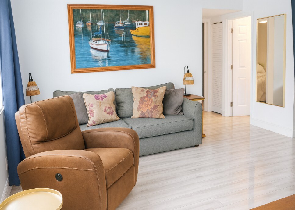 סלון, כולל שתי מנורות, כיסא עור מושען לאחור וספה נפתחת.