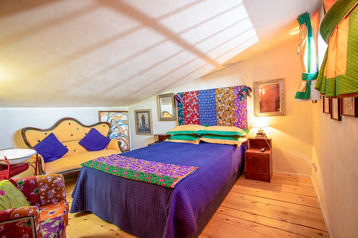 dormitorio con cama francesa