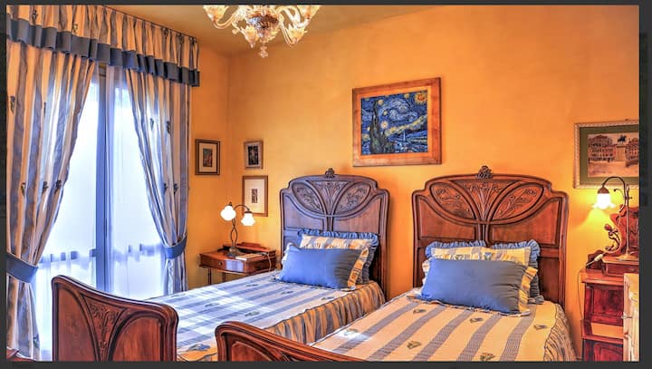 habitación con dos camas individuales