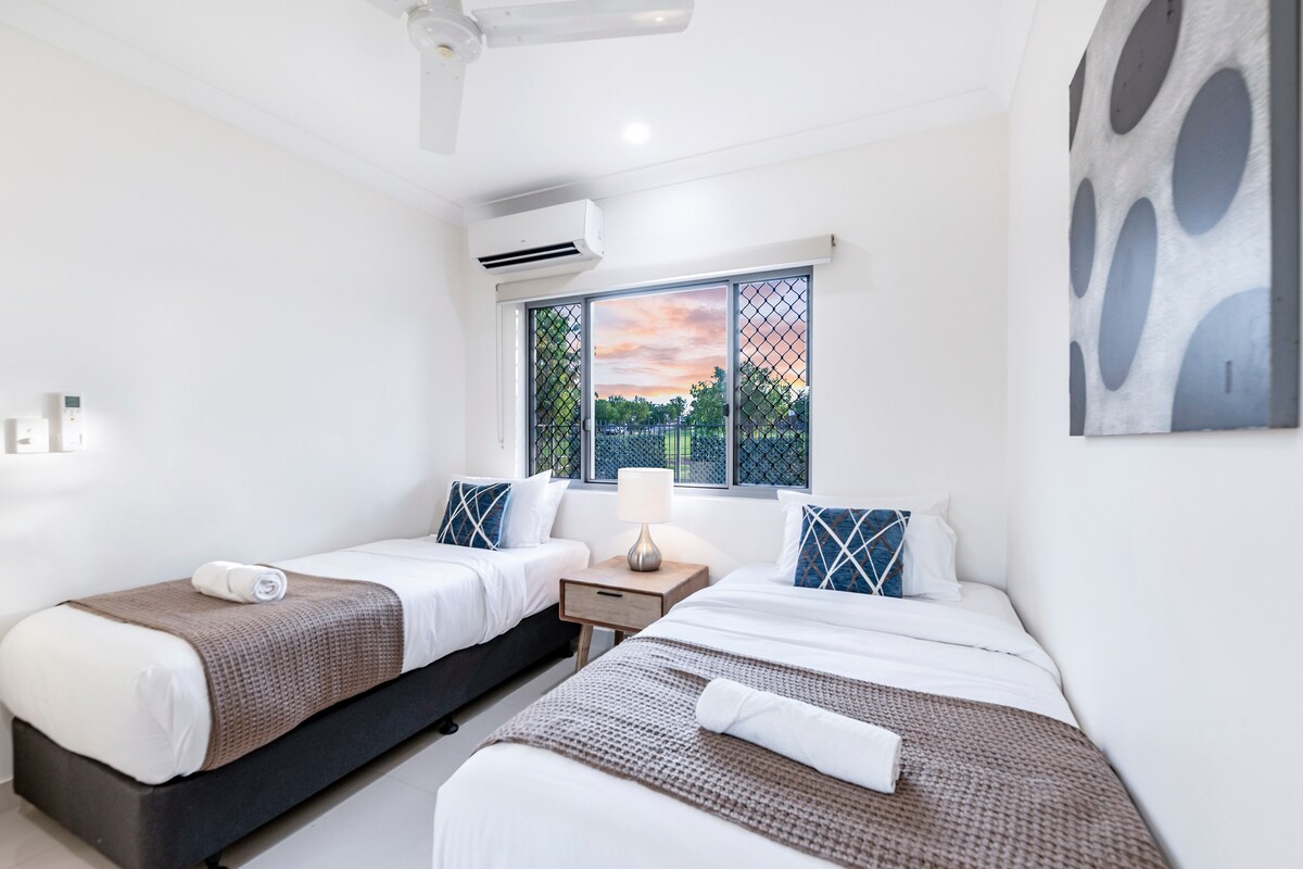 Zenhouse أنيقة 3 غرف نوم - انطلق إلى أرض الأحلام في غرفة نومنا المريحة، المفروشة بأسرّة مزدوجة توفر تجربة نوم مريحة ومريحة