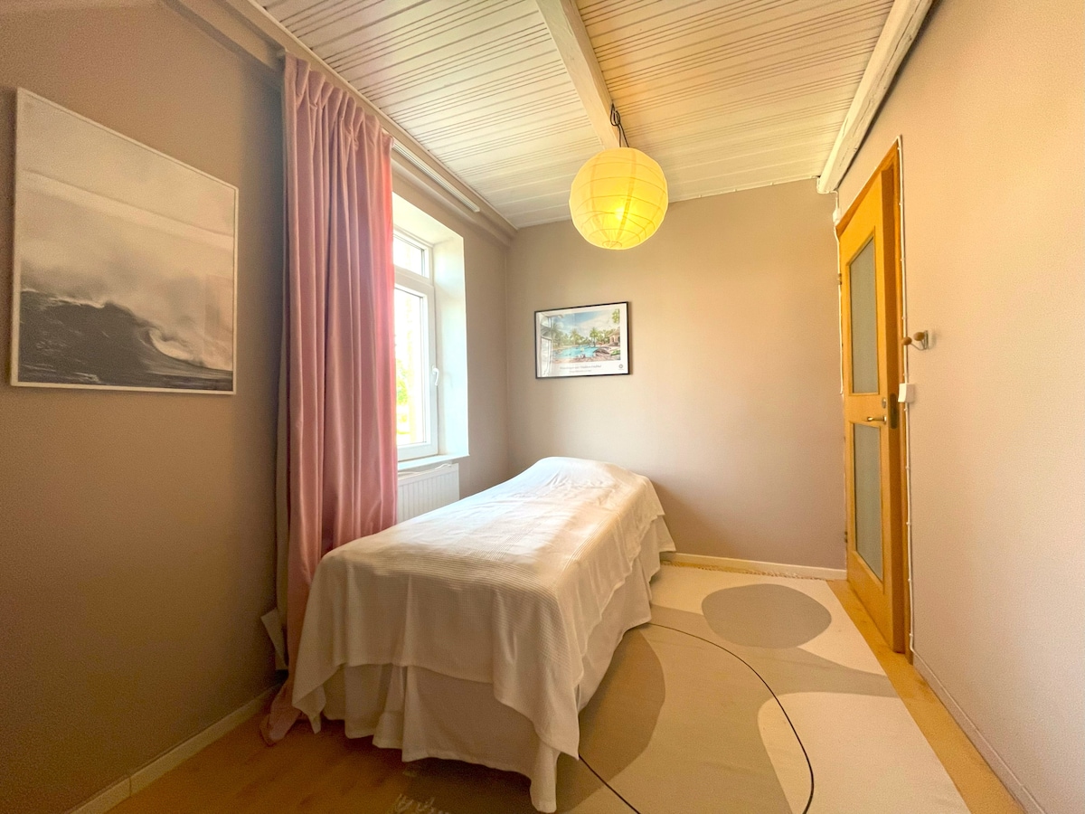 卧室位于楼上。单人床90厘米。

注意：缺少散热器，只有电器元件。