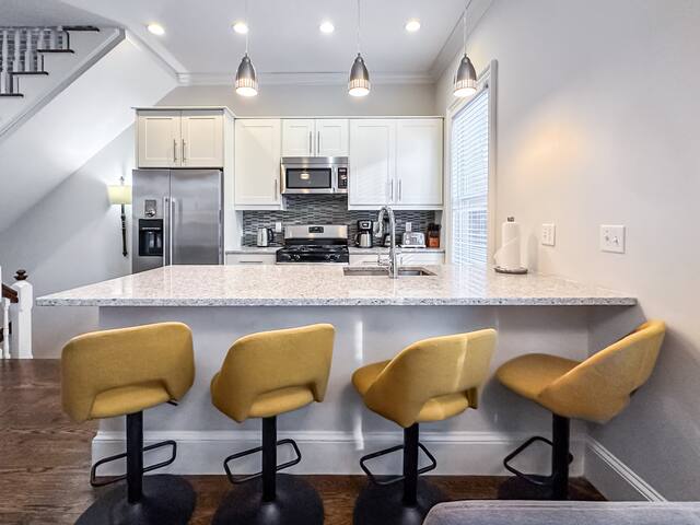 (5G2) Beautiful Duplex, W/D, Best Location! gallery image 2