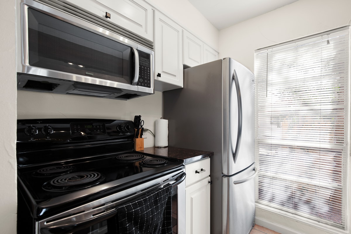 Comfy 1 bed w/pool: W 6th, DT, ACL, walkable