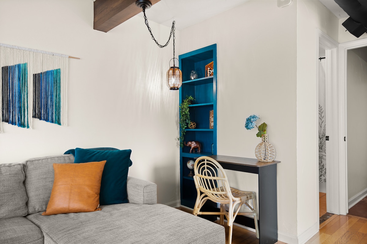 Comfy 1 bed w/pool: W 6th, DT, ACL, walkable