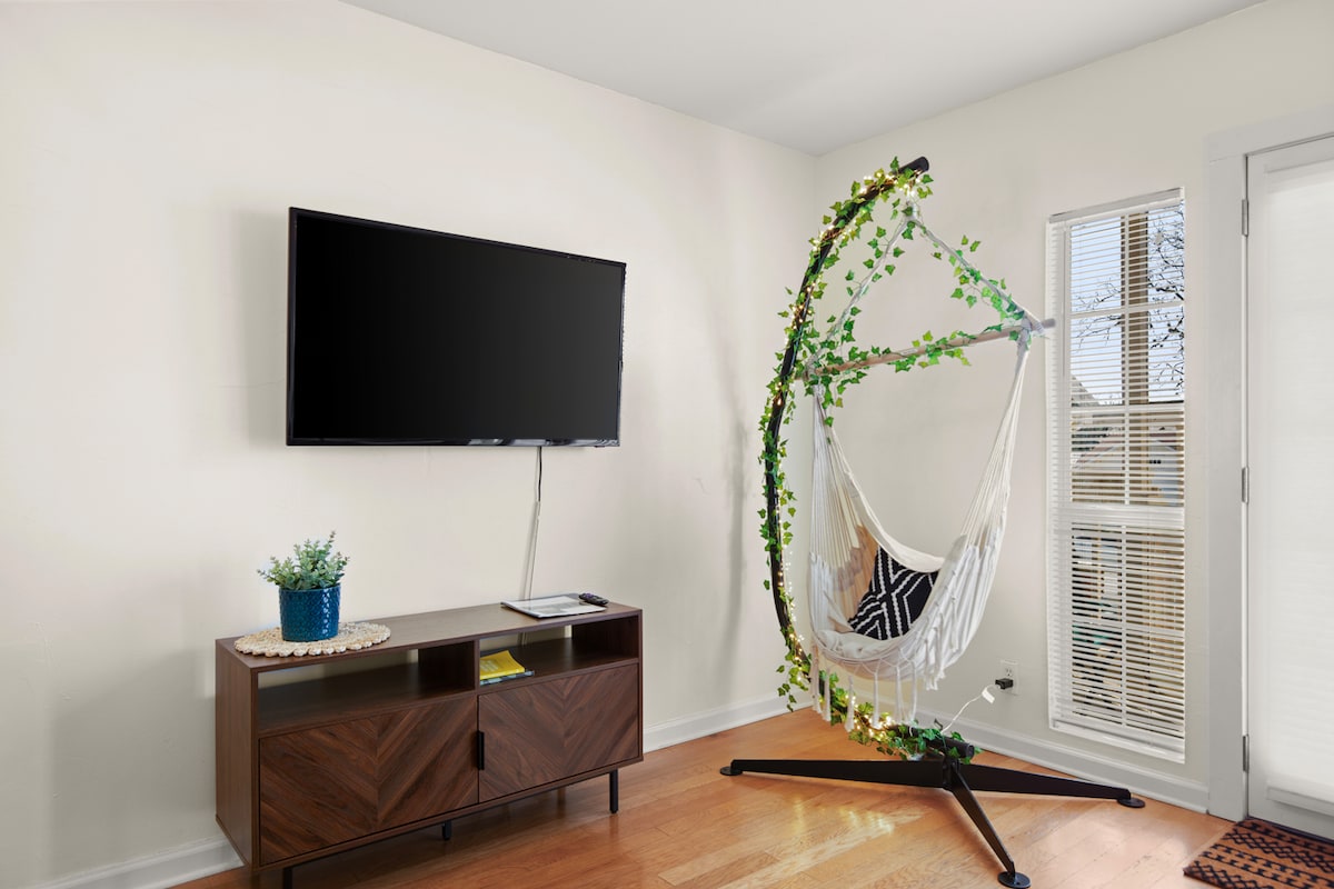Comfy 1 bed w/pool: W 6th, DT, ACL, walkable