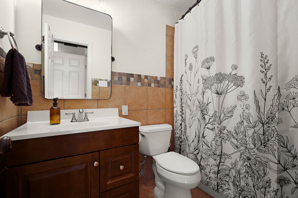 Comfy 1 bed w/pool: W 6th, DT, ACL, walkable