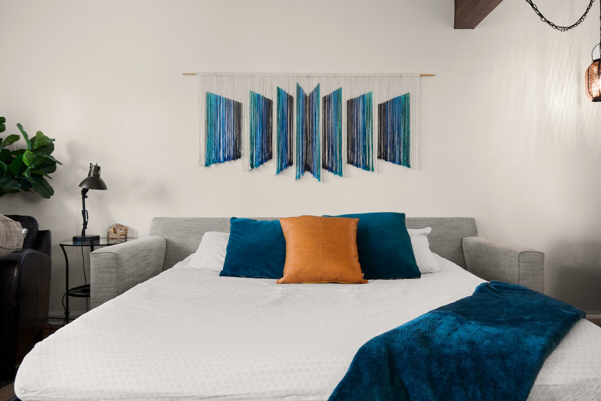 Comfy 1 bed w/pool: W 6th, DT, ACL, walkable